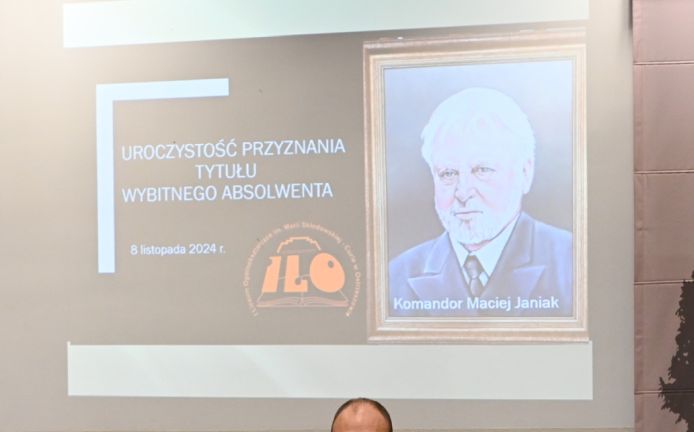 Komandor Maciej Janiak uhonorowany tytułem Wybitnego Absolwenta I LO